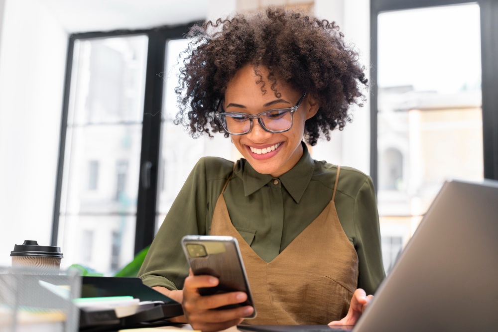 Controle de ponto pelo celular: veja como funciona e o que diz a lei